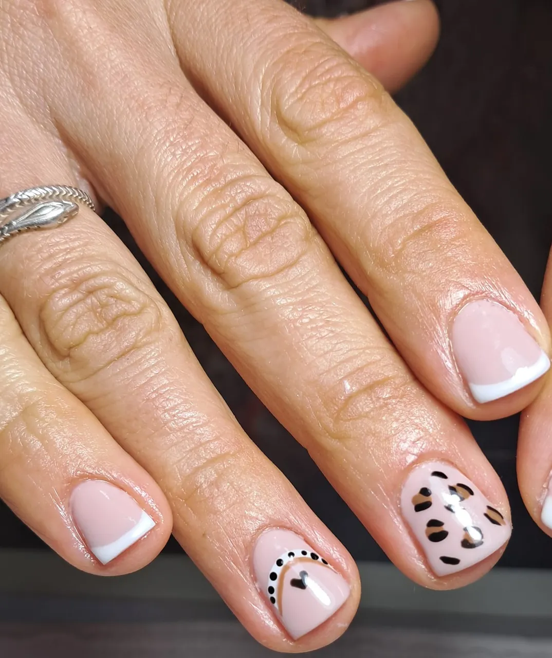 Manicuria, esmaltado semipermanente. extensiones soft gel y nivelación