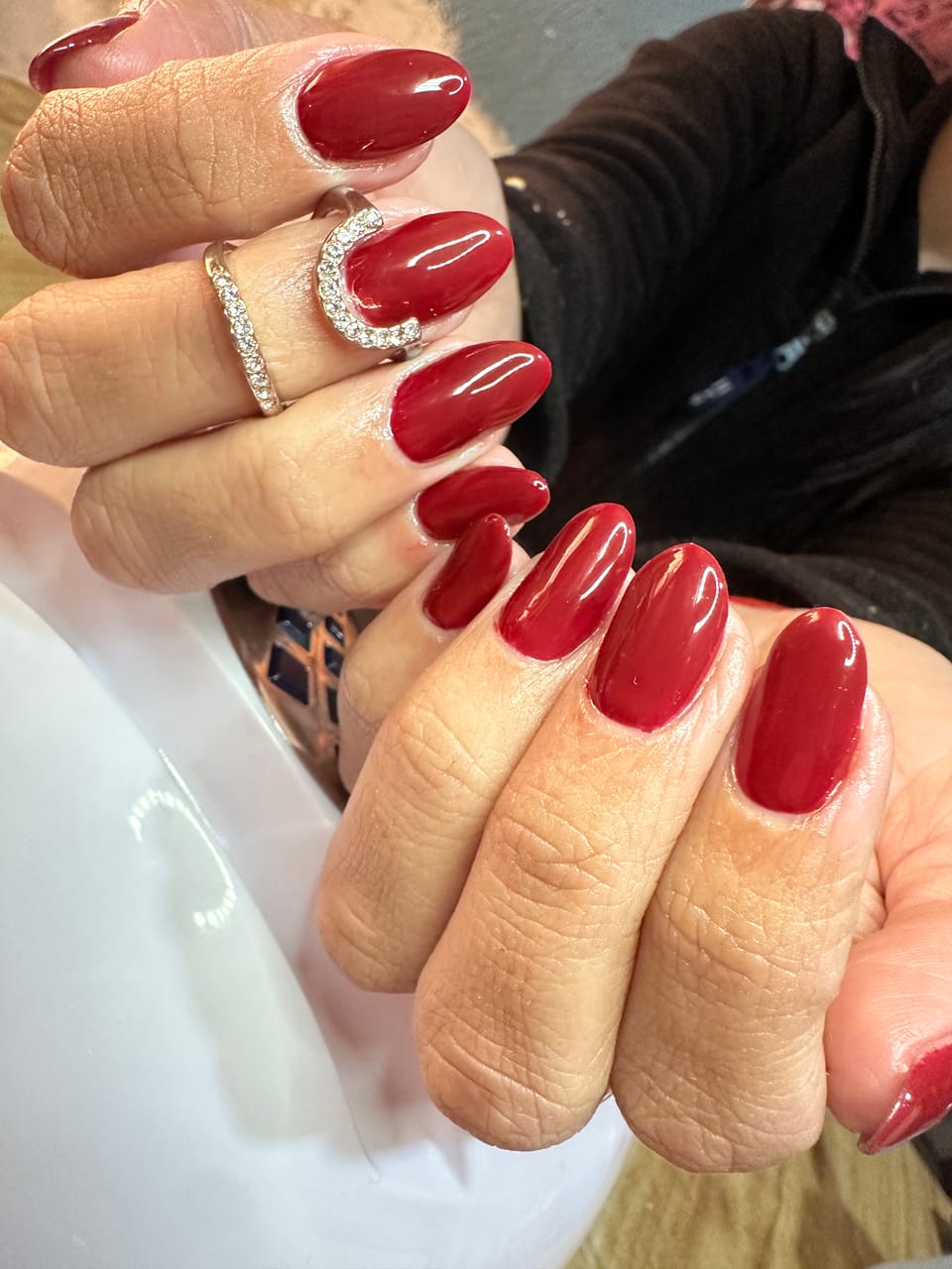 Belleza de manos con esmaltado semipermanente